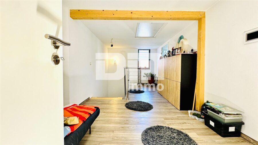 Schönes Wohnhaus mit Doppelgarage, Terrasse und Nebengelass in Traumlage - OG / DG Flur / Diele / Treppenaufgang